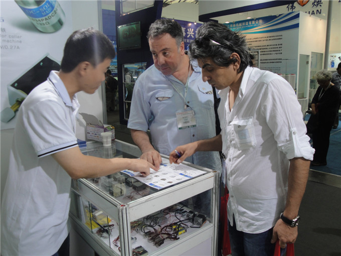 客戶前來咨詢了解產品